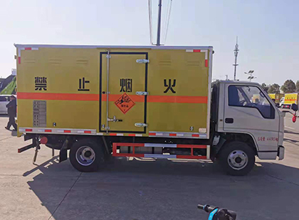 察隅爆破器材运输车工人安全操作规范与智能技术保障